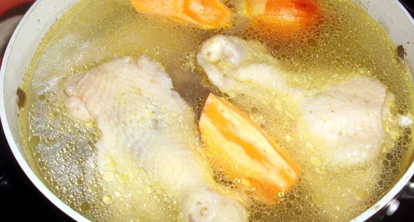 Прозрачный и ароматный: шеф-повара раскрыли секрет вкуснейшего куриного бульона