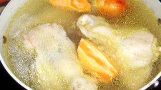Прозрачный и ароматный: шеф-повара раскрыли секрет вкуснейшего куриного бульона