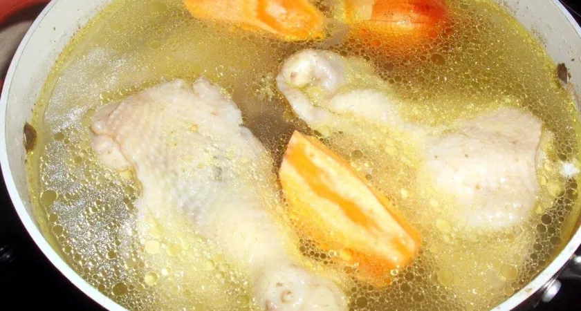 Очень ароматный: шеф-повара раскрыли секрет вкуснейшего куриного бульона