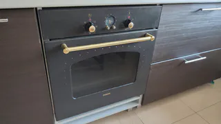 Достаточно добавить три ложки в воду — и духовка станет как новая: от липкого жира и нагара не осталось и следа — сияет, как на праздник
