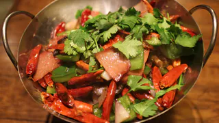«Оливье» на Новый год больше не делаю: готовлю салат с курицей и яичными блинчиками — настоящее объеденье