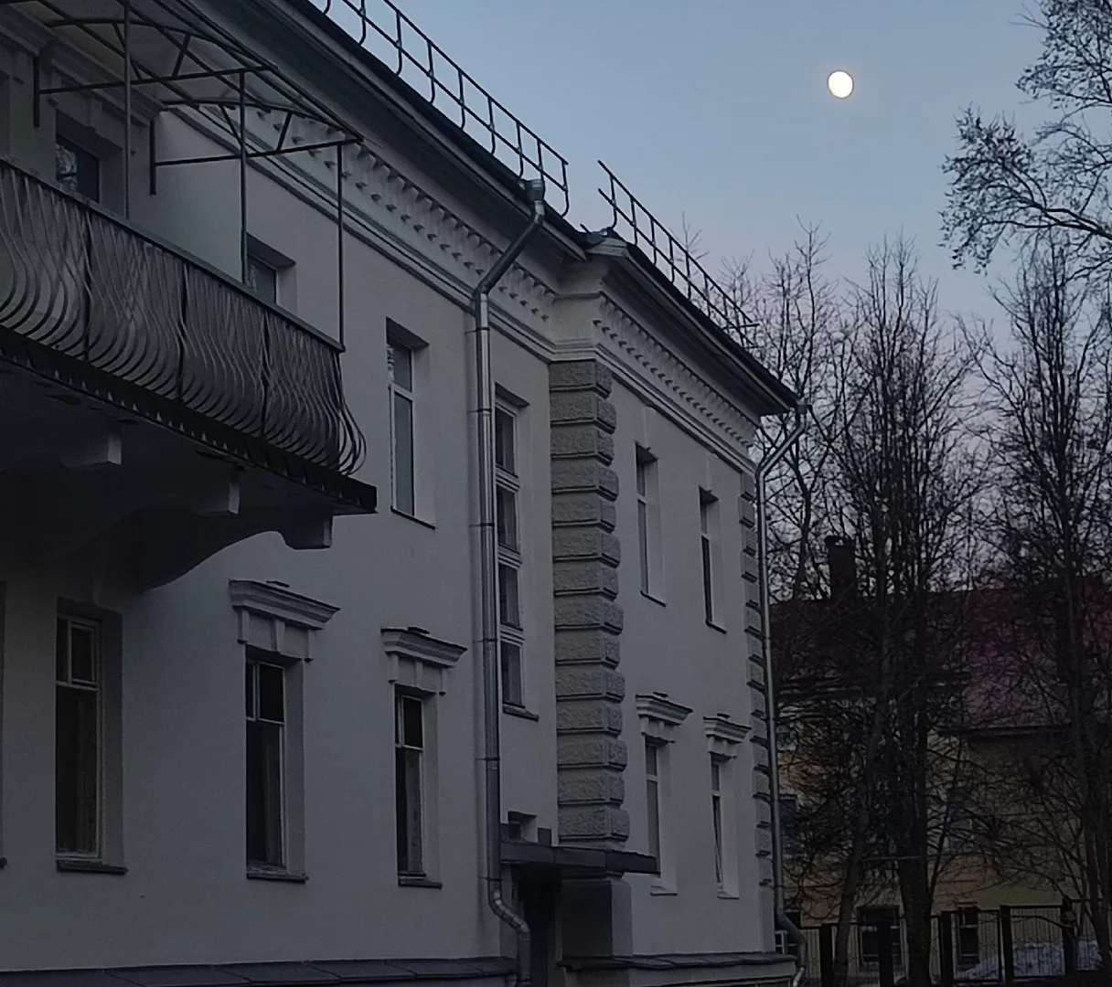Новое правило касается всех, кто живет в квартире или доме – теперь запрещено с 8:00 до 23:00