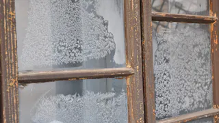 Беру рулон туалетной бумаги - и из окон не дует даже в лютый мороз. Подоконник на протяжении всего сезона остаётся тёплым