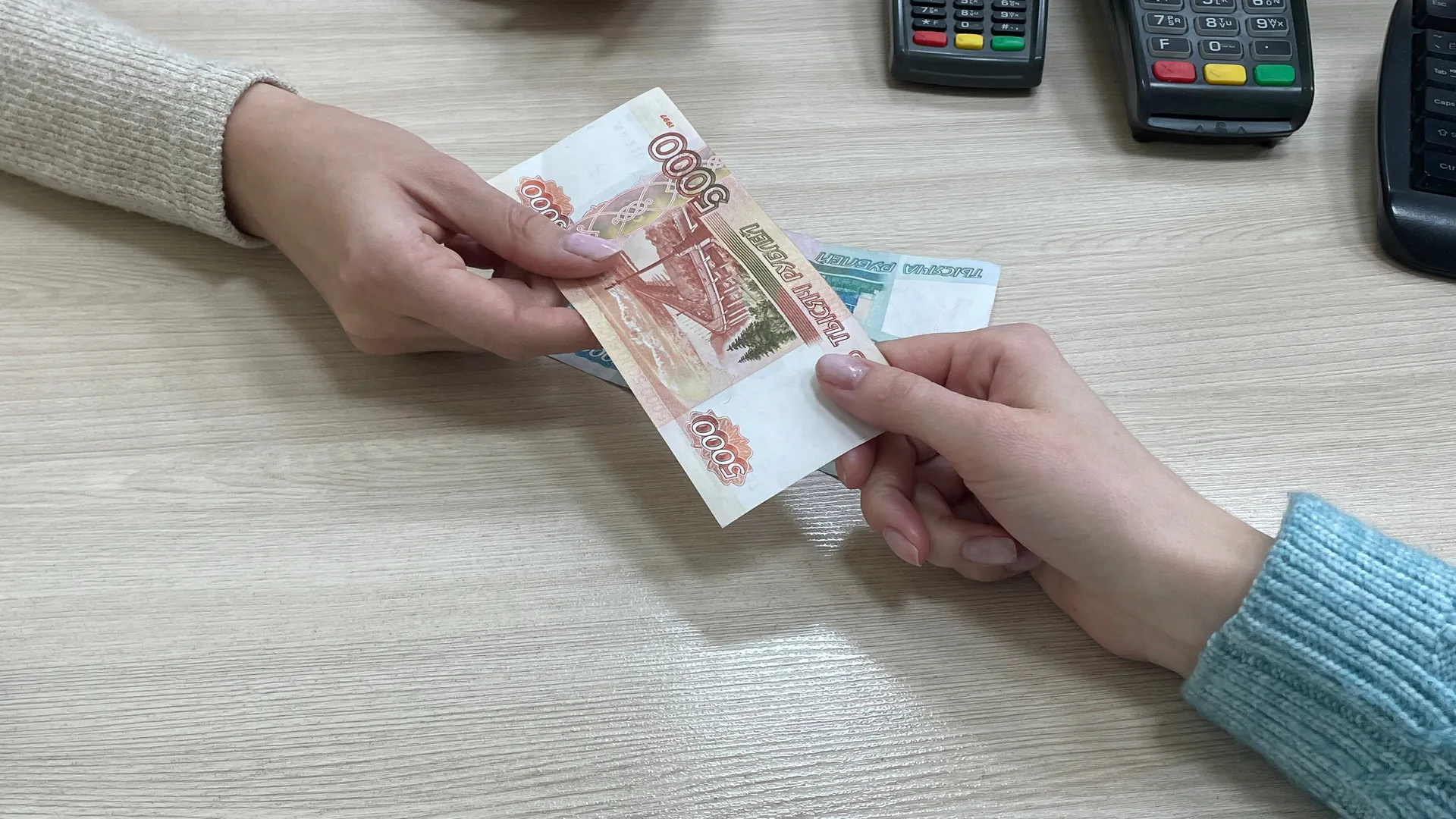 В аэропорту Челябинска иностранец попытался дать взятку полицейскому