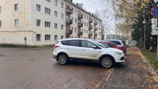 В Магнитогорске за парковку на газонах выписали штрафов почти на 3 миллиона рублей: итоги работы комиссий
