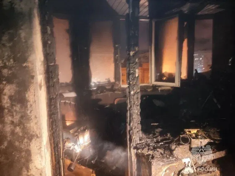 При пожаре в многоквартирном доме Магнитогорска погибла женщина, пострадал ребенок