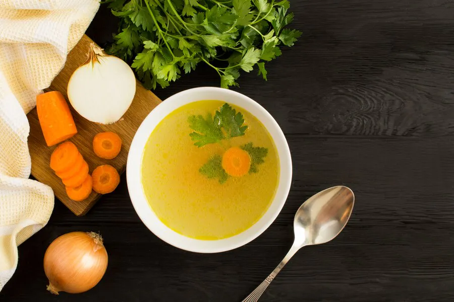 Куриный бульон будет прозрачнее слезы: киньте этот продукт при варке - вкусно и ароматно