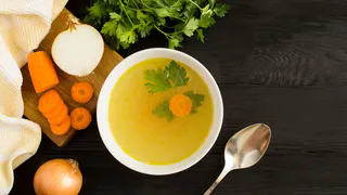 Куриный бульон будет прозрачнее слезы: киньте этот продукт при варке - вкусно и ароматно
