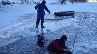 Снегоход ушел под воду: в Башкирии спасали рыбаков из Магнитогорска