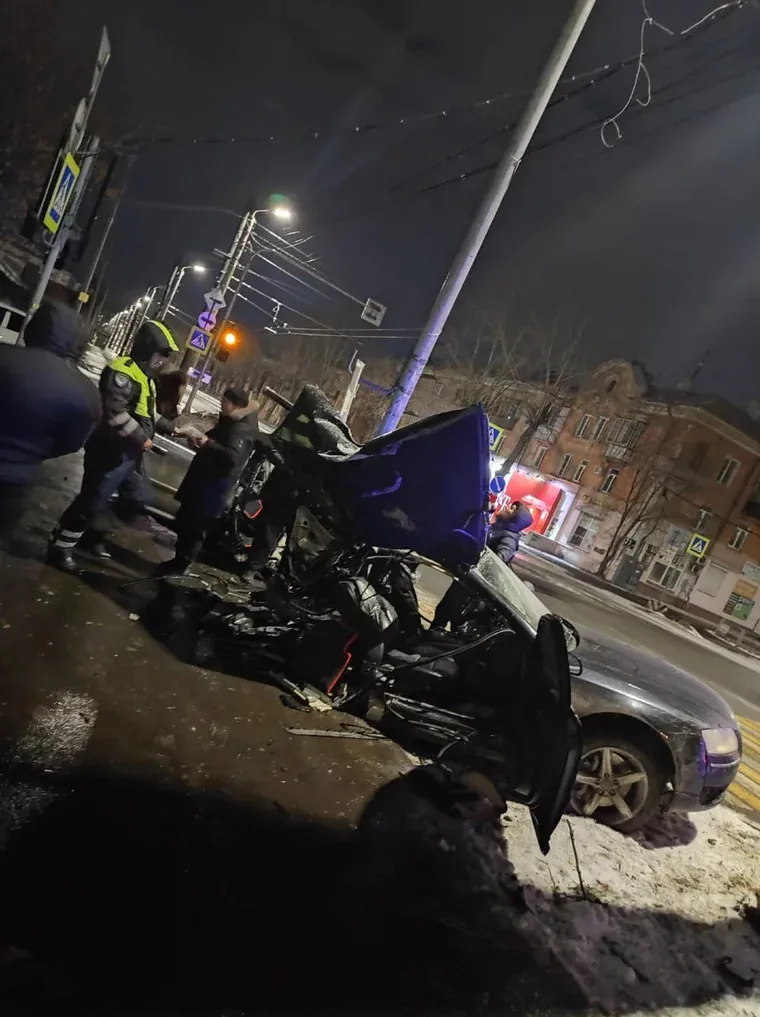 В Челябинской области в ДТП премиальную иномарку разорвало пополам