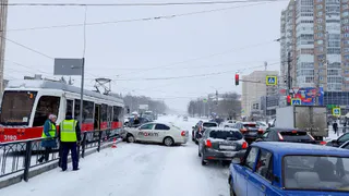 В Магнитогорске произошло ДТП двумя иномарками и трамваем