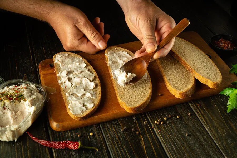Всего 3 продукта через терку — и вкусная намазка на хлеб готова: станет вашим любимым завтраком — быстро и сытно
