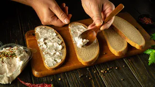 Всего 3 продукта через терку — и вкусная намазка на хлеб готова: станет вашим любимым завтраком — быстро и сытно
