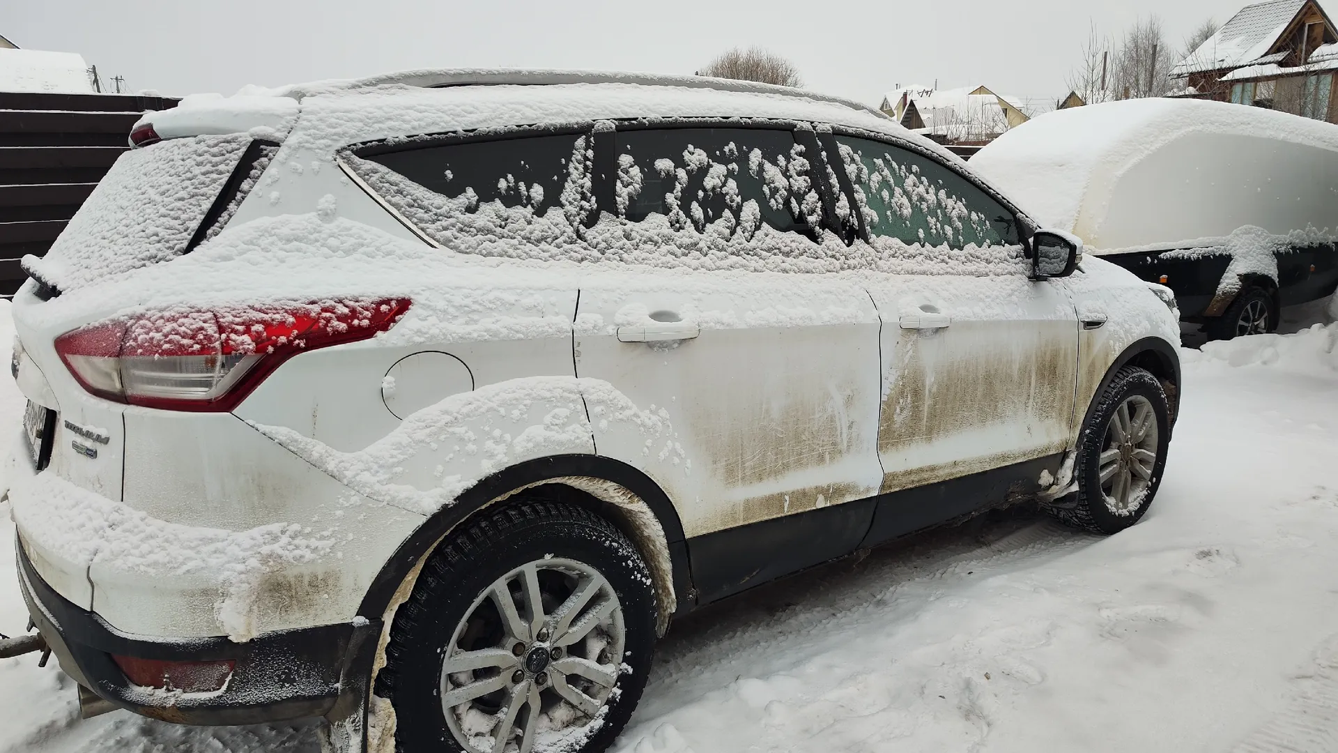 Что подкладывают опытные водители под коврики в автомобиле: зимний лайфхак предотвратит влажность