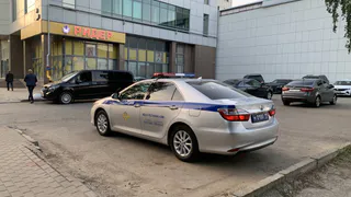 В Челябинской области авто марки Tesla влетело в металлическое ограждение