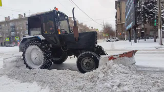 В Магнитогорске круглосуточно убирают снег после обильных снегопадов