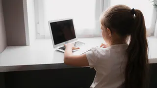Игры на миллионы: 10-летняя девочка из Урала оставила маму без 700 тысяч