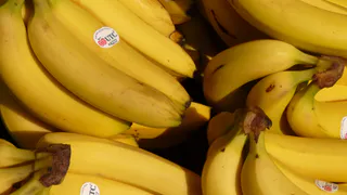 Зачем продавцы из "Магнита" и "Пятерочки" забирают себе маленькие пакетики из ящиков с бананами