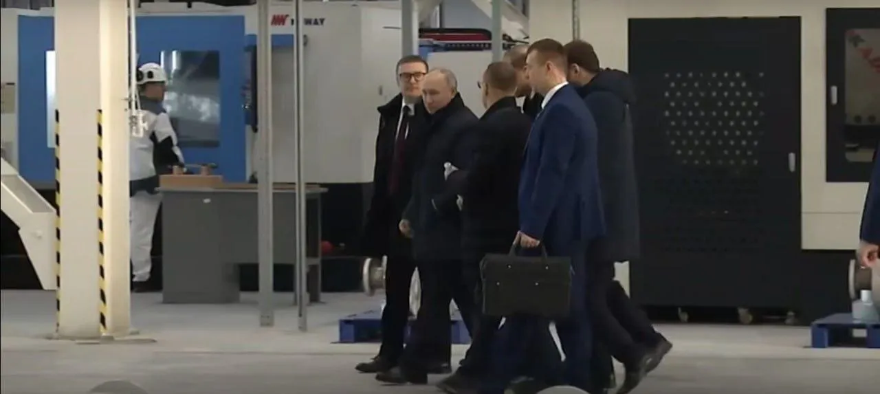 Путин приехал в Челябинск 16 февраля и посетил завод, на котором создают промышленных роботов