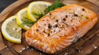 Замачиваю рыбу в простом рассоле перед жаркой: в результате вкус как в дорогом ресторане и ни намека на запах