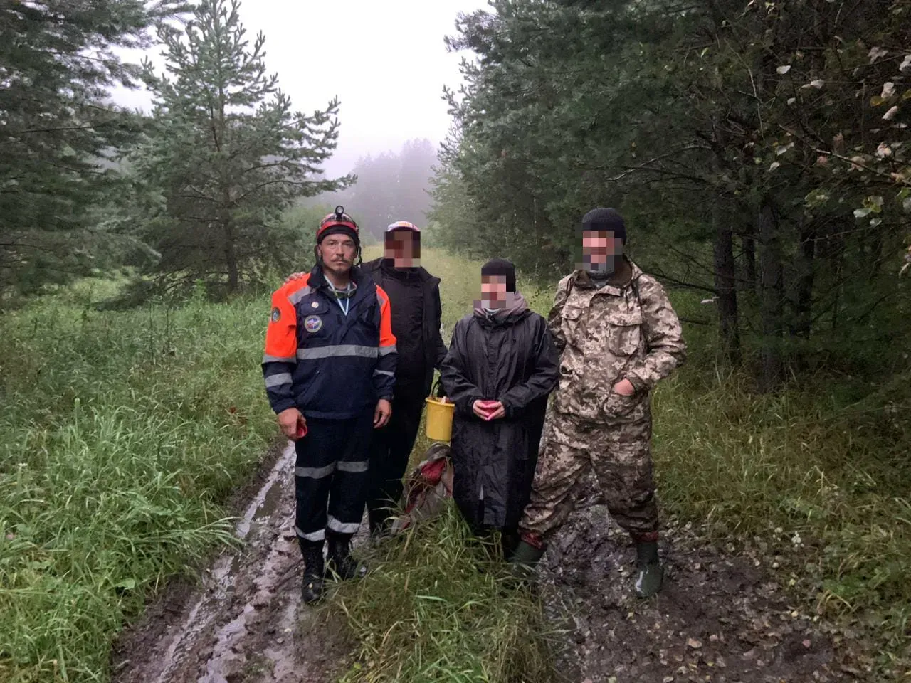 Сотрудники МЧС спасли заблудившихся грибников из Магнитогорска в районе Абзаково