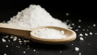 Посыпьте соль у порога и сон будет спокойным: древняя хитрость актуальна и сегодня