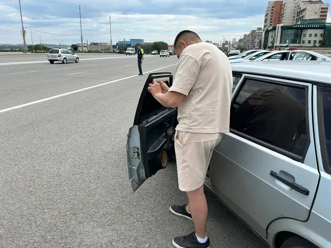 Водителям из Магнитогорска пришлось подручными средствами сдирать с машин тонировку