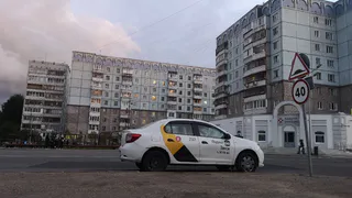 Неадекватный пассажир вынудил таксистку на полном ходу покинуть автомобиль