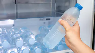 Кладу бутылку с водой в морозилку - за свет плачу копейки: удивительный, но действенный способ
