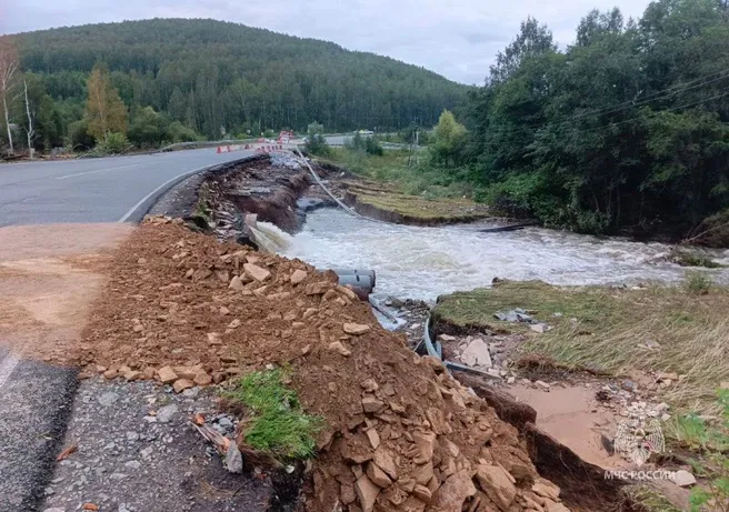 С затопленной трассы в Челябинской области ушла вода