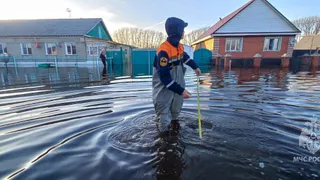 В Челябинской области топит посёлки и дороги