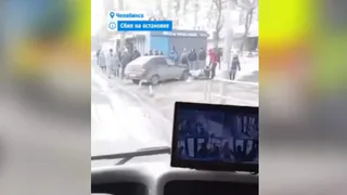 В Челябинске машина вылетела на остановку и сбила ребенка