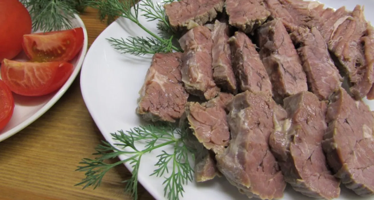 Нужно ли сливать «первую воду» при варке мяса: опытный шеф-повар поставил точку в этом вопросе