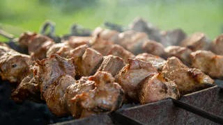 Вот как истинные грузины маринуют мясо для шашлыка — забудьте об уксусе, майонезе и соевом соусе. Просто тает во рту