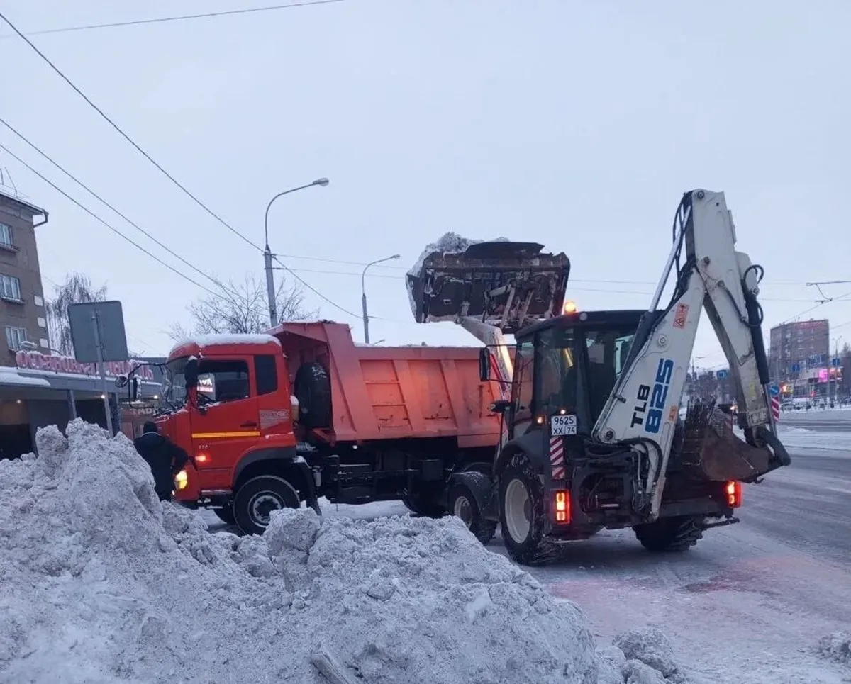 Магнитогорские дорожные службы круглосуточно борются с последствиями рекордных снегопадов