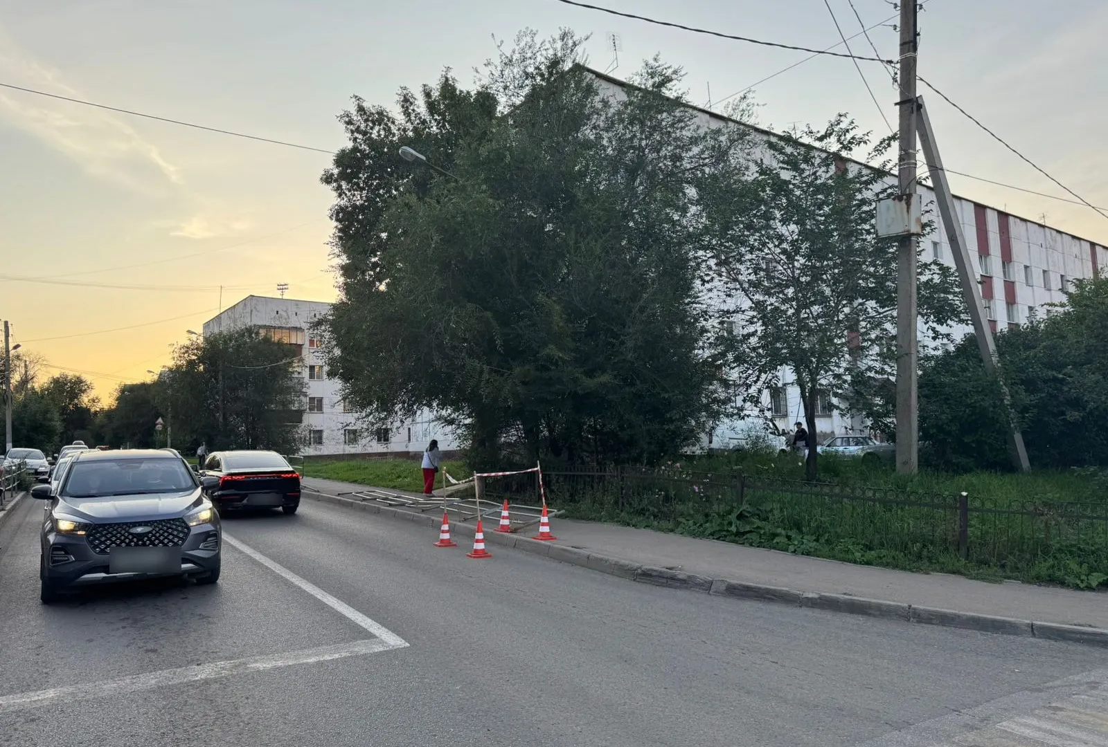 ДТП в Магнитогорске: байкер на внедорожнике сбил дорожное ограждение на пенсионерок и скрылся с места аварии