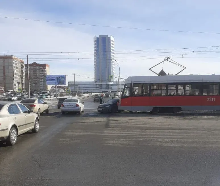 В Магнитогорске автоледи на "Шавроле" подрезала трамвай