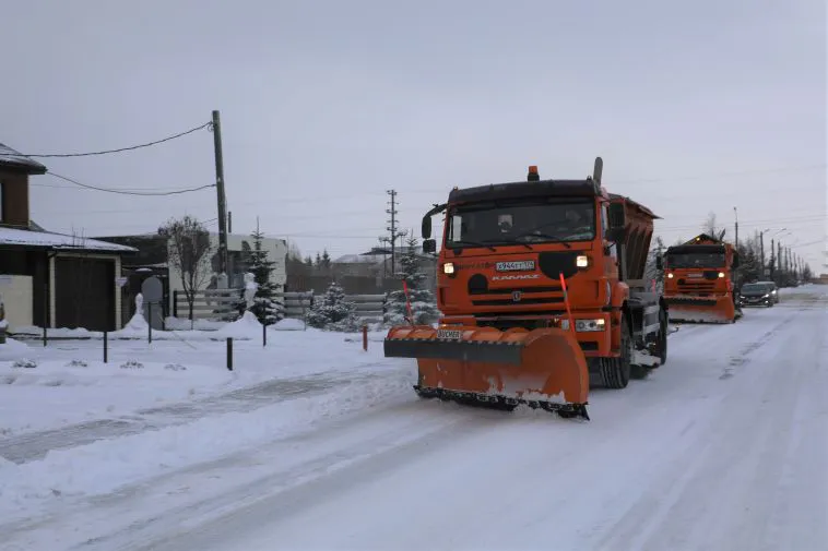 Все на борьбу со снегом: дорожные службы работают в режиме нон-стоп