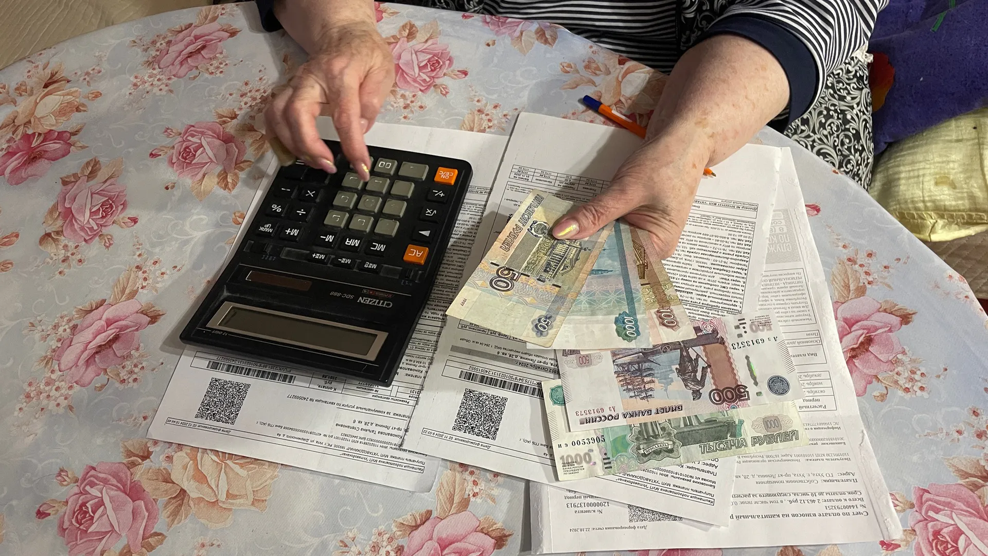 Пенсионеры ликуют: их освобождают от платы за капремонт и вывоз мусора - но есть свои нюансы