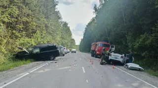 Смертельное ДТП в Челябинской области: Land Cruiser при обгоне врезался в "Гранту"