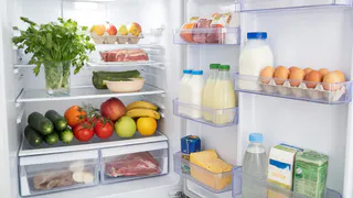 Вставьте лист бумаги в дверцу: холодильник прослужит дольше, продукты меньше портятся - советует опытный мастер