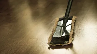 Полы теперь можно не мыть: всего одна ложка на ведро воды и поверхности сверкают как зеркало