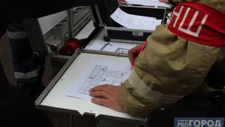 Мусоровоз вспыхнул на ходу возле торгового центра в Челябинской области